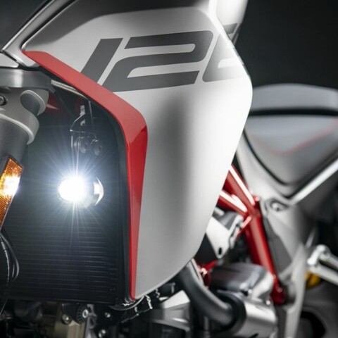 Nahaufnahme einer weiß-roten Ducati Multistrada